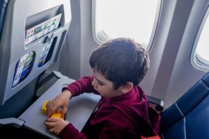 Lees meer over het artikel Essentials voor lange vliegreizen met kinderen